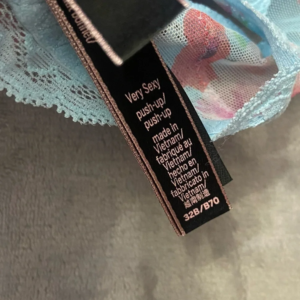 New! Victoria’s Secret Very Sexy Shine logo strap push-up bra 10267